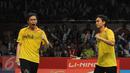 Ganda putra Indonesia, M Ahsan/Hendra Setiawan berteriak saat laga melawan Liu Xiaolong/QiuZihan(Tiongkok) di final Total BWF World Championships 2015, Jakarta, Minggu (16/8/2015). Ahsan/Hendra unggul 21-17, 21-14. (Liputan6.com/Helmi Fithriansyah)
