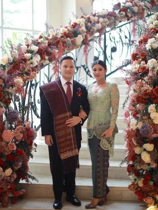 Arfito juga menambahkan kain adat bernuansa merah yang disampirkannya di salah satu bahunya. Bagaimana menurutmu gaya kondangan couple yang satu ini, Sahabat FIMELA? [Foto: Instagram/naymirdad]