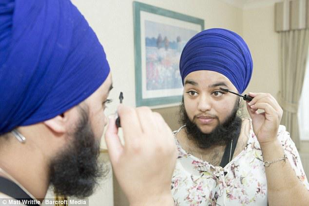 Harnaam saat memakai maskara. Foto: copyright dailymail.co.uk