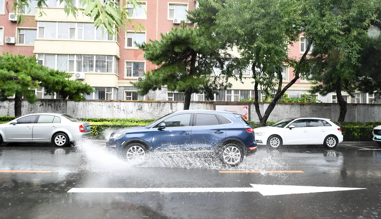 Mobil menerjang genangan usai hujan deras akibat Topan Haishen di Changchun, Provinsi Jilin, China, 8 September 2020. Kantor Pusat Pengendalian Banjir dan Bantuan Kekeringan Negara China menaikkan status tanggap darurat pengendalian banjir dan topan dari Level IV ke Level III. (Xinhua/Yan Linyun)