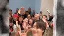 Ayu Ting Ting, yang dikenal sebagai KPopers multifandom, hadir bersama sang putri, Bilqis. Keduanya tampil kompak dalam balutan outfit serba hitam. Tak hanya menonton konser, mereka juga berkesempatan foto bersama J-Hope, momen yang pastinya tak terlupakan! [@ayutingting92].