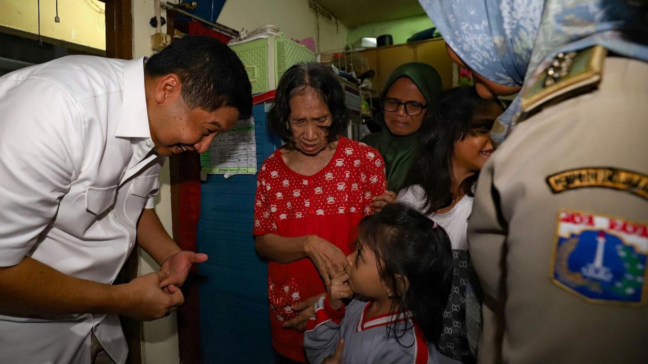 FOTO: Momen Menteri Ara Tinjau Kondisi Rumah Nenek Hasna yang Berukuran 2x3 Meter dan Dihuni 13 Orang