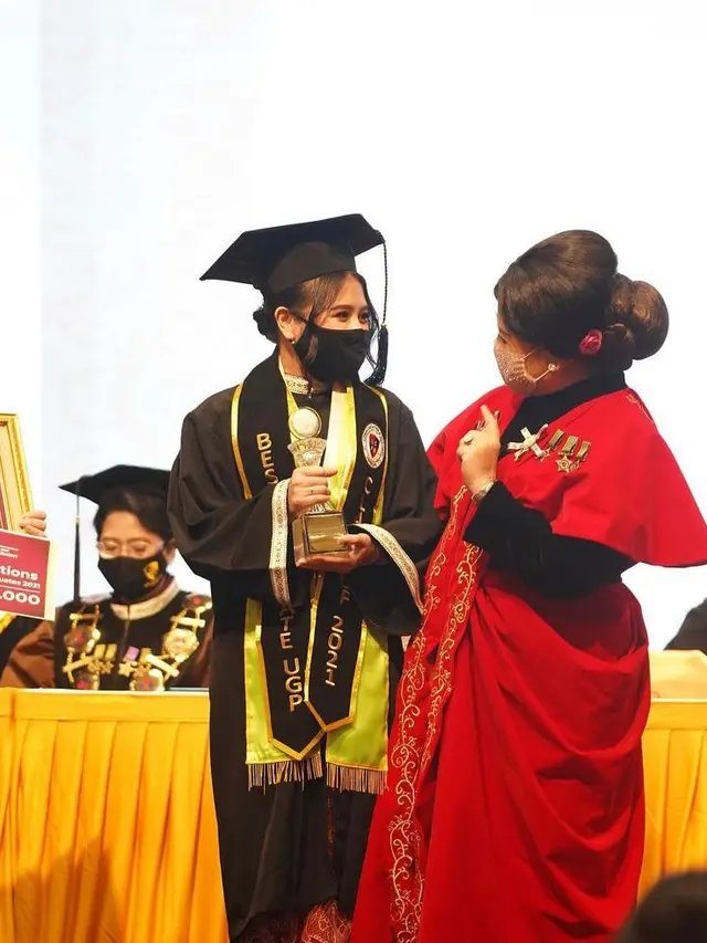 9 Gaya Menawan Prilly Latuconsina Pakai Kebaya di Momen Wisuda, Jadi Lulusan Terbaik