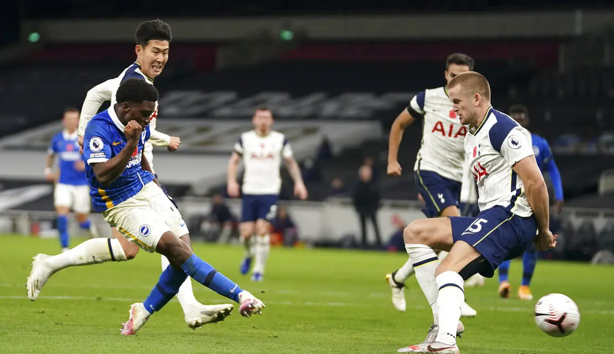 Pemain Brighton and Hove Albion Tariq Lamptey mencetak gol ke gawang Tottenham Hotspur pada pertandingan Liga Premier Inggris di Tottenham Hotspur Stadium, London, Minggu (1/11/2020). Tottenham Hotspur menang 2-1. (John Walton/Pool via AP)