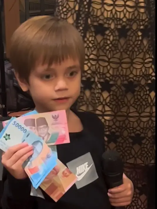 "Koa, bayi banyak rejeki, nyanyi ojo dibandingke dapet saweran jutaan rupiah. Gegeerrrrrr #celineevangelista #jedar #koa #karaoke #fyp," tulis inijedar [Instagram/inijedar]