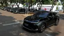 Mobil listrik yang akan digunakan untuk Konferensi Tingkat Tinggi (KTT) ke-43 ASEAN terparkir di Parkir Timur Gelora Bung Karno, Senayan, Jakarta, Selasa (29/8/2023). (Liputan6.com/Angga Yuniar)
