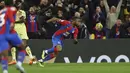 Penyerang Crystal Palace, Jordan Ayew berselebrasi usai mencetak gol ke gawang Arsenal pada pertandingan Liga Inggris di stadion Selhurst Park di London, Inggris, Selasa (5/4/2022). Kemenangan Palace mengantarnya menempati posisi kesembilan dengan raihan 47 poin. (AP Photo/Ian Walton)
