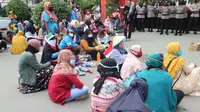 Puluhan warga penyintas bencana asal Donggala saat berunjuk rasa di Kantor Gubernur Sulteng menuntut hak-hak mereka yang belum diberikan selama 2 tahun, Senin (21/6/2021). (Foto: Heri Susanto/ Liputan6.com).