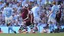 Gelandang Manchester City, Rodrigo (kiri) mencetak gol ketiga timnya ke gawang West Ham United pada laga pekan terakhir Liga Inggris 2023/2024 di Etihad Stadium, Manchester, Minggu (19/5/2024). (AP Photo/Dave Thompson)