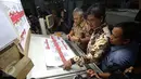 Ketua KPU Juri Ardiantoro mengecek kesesuaian ukuran surat suara pilkada wilayah Banten di percetakan PT Dian Rakyat, Pulo Gadung, Jakarta, Rabu (22/1). Sebanyak 7,9 juta kertas suara Pilkada Banten 2017 mulai dicetak hari ini (Liputan6.com/Faizal Fanani)