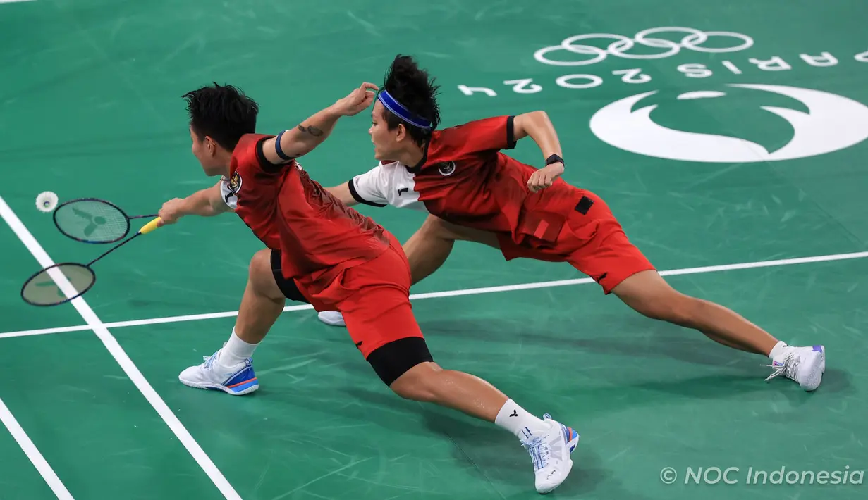 Pebulu tangkis ganda putri Indonesia, Apriyani Rahayu/Siti Fadia Silva Ramadhanti berusaha mengembalikan kok ke arah pasangan Jepang, Mayu Matsumoto/Wakana Nagahara pada laga Grup B bulu tangkis Olimpiade Paris 2024 di Porte de la Chapelle Arena, Paris, Prancis, Sabtu (27/07/2024). (Dok. NOC Indonesia/Naif Muhammad Al’as)