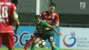 Bek Arema FC, Jad Noureddine (kanan) menahan pemain PS TNI, Elio Bruno saat laga lanjutan Liga 1 Indonesia di Stadion Pakansari, Bogor, Senin (3/7). Laga kedua tim berakhir imbang 0-0. (Liputan6.com/Helmi Fithriansyah)
