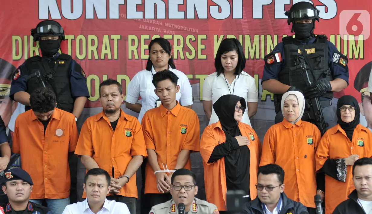 Para tersangka dihadirkan saat rilis pengungkapan rencana tindak kejahatan dalam pelantikan presiden dan wakil presiden di Mapolda Metro Jaya, Jakarta, Senin (21/10/2019). Polisi menangkap enam tersangka. (merdeka.com/Iqbal Zakharia)