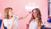 Tambahkan hairspray. (Foto: Freepik/diana.grytsku)