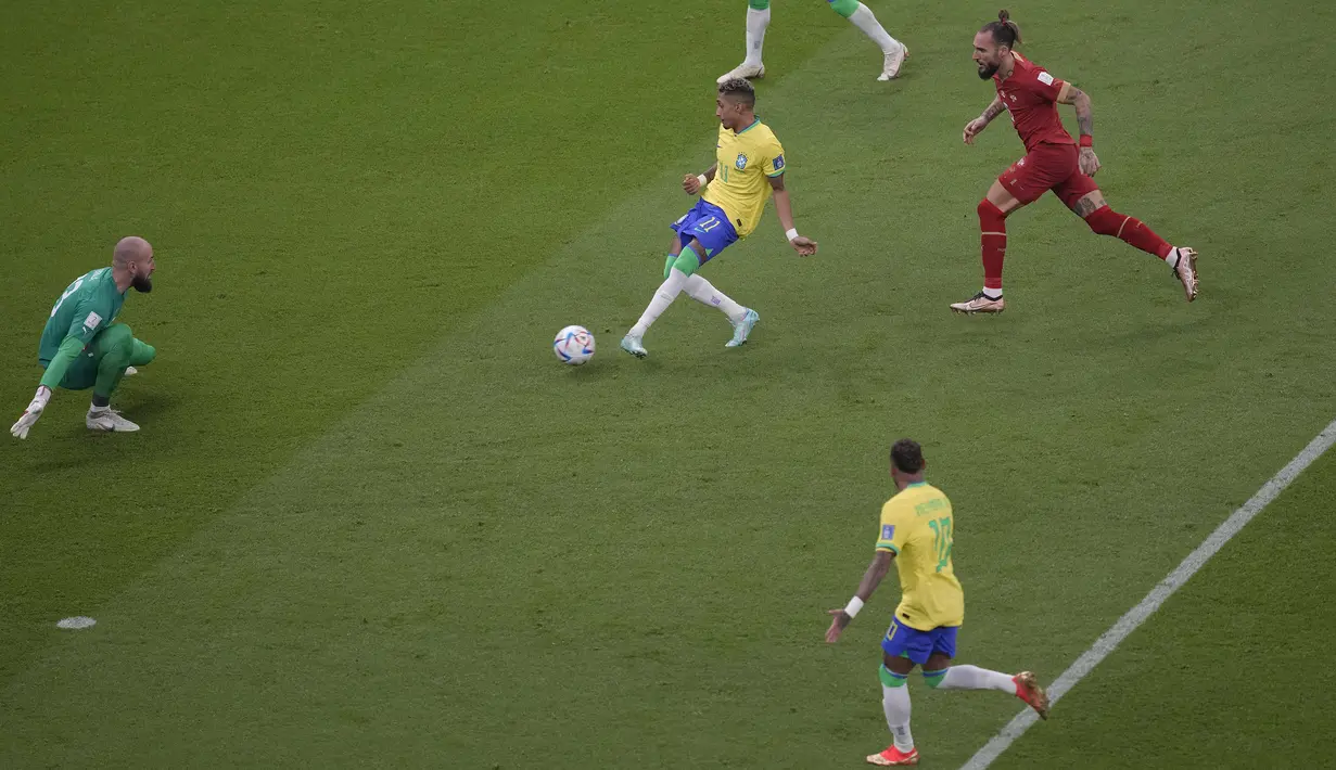 Vanja juga bermain bagus dalam pertandingan kali ini. Ia beberapa kali kedapatan berhasil menghalau bola dari serangan pemain Brasil, salah satunya adalah tendangan jarak dekat Raphinha. (AP Photo/Darko Vojinovic)