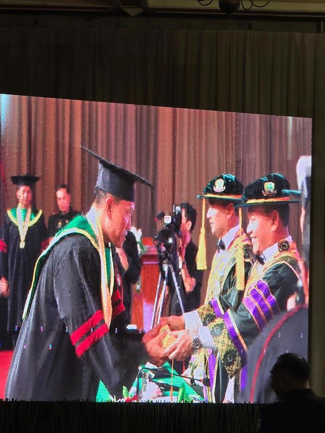 6 Potret Juliana Moechtar Dampingi Suami Wisuda S2 di Sekolah Tinggi Hukum Militer