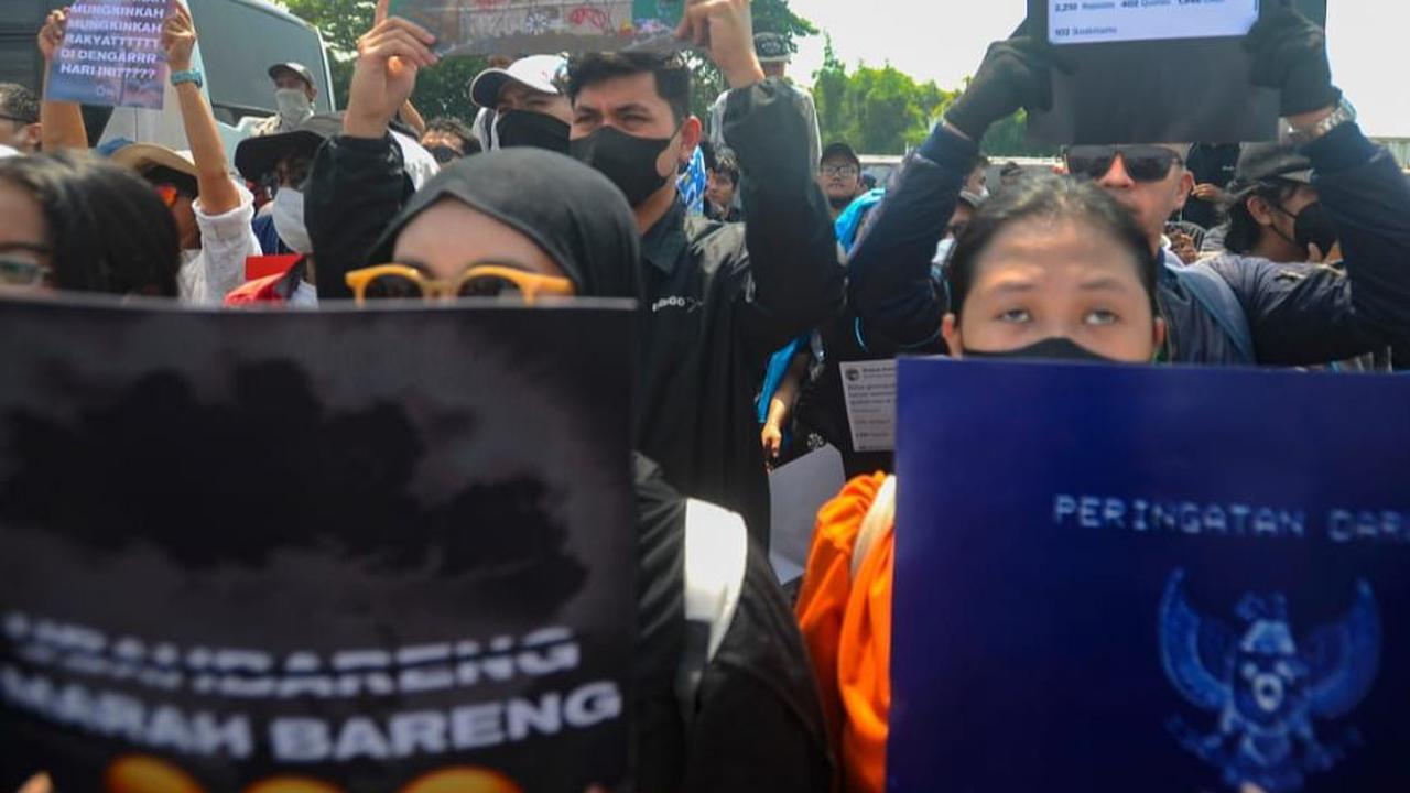 Massa dari Partai Buruh dan berbagai elemen masyarakat berunjuk rasa menolak pengesahan revisi UU Pilkada di depan Gedung DPR/MPR, Jakarta, Kamis (22/8/2024). Dalam aksinya para pendemo membawa berbagai spanduk dan poster untuk menyuarakan keresahan dan k