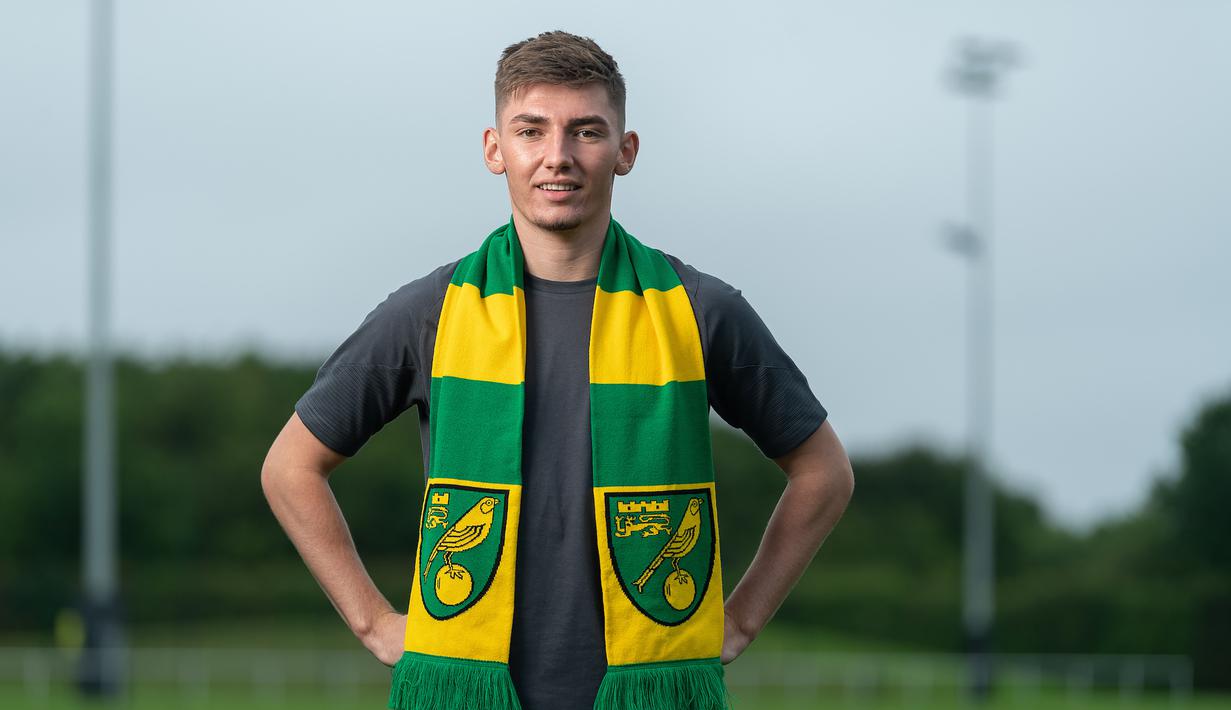 Billy Gilmour. Gelandang Chelsea berusia 20 tahun ini dipinjamkan ke Norwich City awal musim ini. Menumpuknya gelandang senior di skuat The Blues menjadi alasan di balik peminjamannya. Performa apik bersama Skotlandia di Euro 2020 lalu akan coba diteruskannya di Norwich City. (Foto: canaries.co.uk)