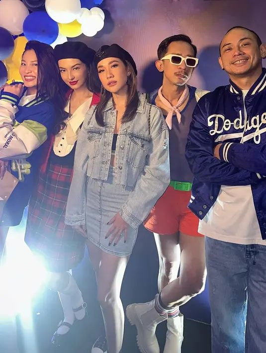 Bunga Citra Lestari nggak kalah kece, ia mengenakan jaket dan mini skirt denim yang dipadukan bra top dan topi beret. [@amingisback]