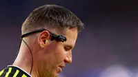 Wasit Danny Makkelie menggunakan RefCam saat memimpin laga Grup D Piala Dunia 2026 yang mempertemukan tuan rumah Amerika Serikat versus Paraguay di Los Angeles Stadium. (Richard HEATHCOTE / GETTY IMAGES NORTH AMERICA / Getty Images via AFP)