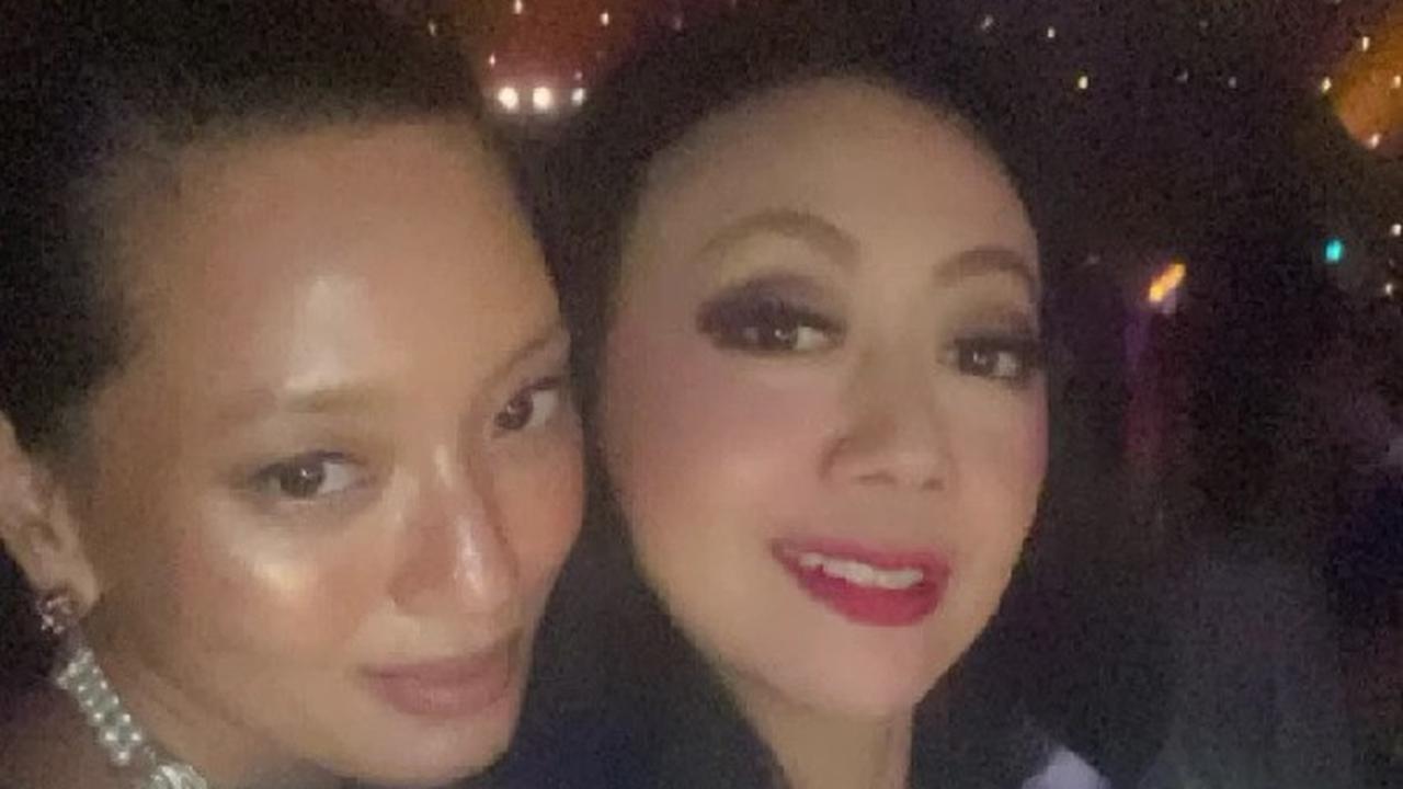 Potret Asri Welas di Anniversary Manoj Punjabi, Tampil Memukau dengan Gaun Biru dan Tampak Lebih Bahagia