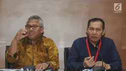 Ketua KPU Arief Budiman (kiri) dan Wakil Ketua KPK Saut Situmorang (kanan) memberi keterangan terkait kerja sama LHKPN di Gedung KPK, Jakarta, Senin (8/4). KPU dan KPK mengumumkan nama-nama anggota legislatif yang telah memberikan LHKPN. (merdeka.com/Dwi Narwoko)