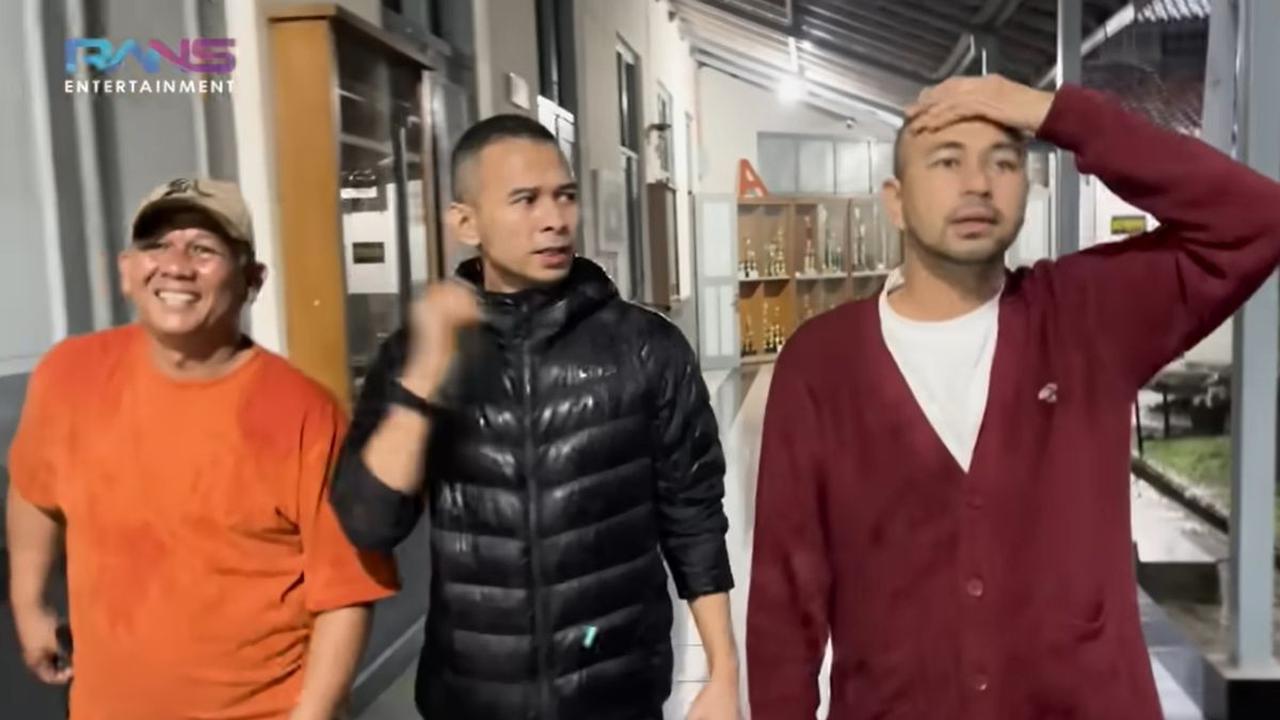 Raffi Ahmad tampak melihat-lihat bangunan tempat sekolahnya dulu. Sebagian tampak sudah mengalami perubahan. Raffi pun masih ingat kelasnya saat sekolah di SMP 5 Bandung.<br>