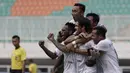 Pemain Persebaya Surabaya merayakan gol yang dicetak Aryn Williams ke gawang Tira Persikabo pada laga Shopee Liga 1 di Stadion Pakansari, Bogor, Sabtu (9/11). Persebaya tahan imbang Tira Persikabo 2-2. (Bola.com/Yoppy Renato)