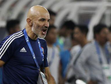 Pelatih Uni Emirat Arab (UEA), Ludovic Batelli, memberikan arahan kepada anak asuhnya saat melawan Indonesia pada laga AFC di SUGBK, Jakarta, Rabu (24/10/2018). Indonesia menang 1-0 atas UEA. (Bola.com/M Iqbal Ichsan)