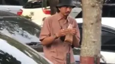 Duta Sheila On 7 memang kerap berpenampilan santai yang menunjukkan sisi kesederhanaanya. Meski tampil sederhana, Duta masih terlihat berkarisma dan keren. Seperti saat tertangkap kamera saat sedang makan jajan pinggir jalan di parkiran mobil. (Liputan6.com/TikTok/masmamsn)