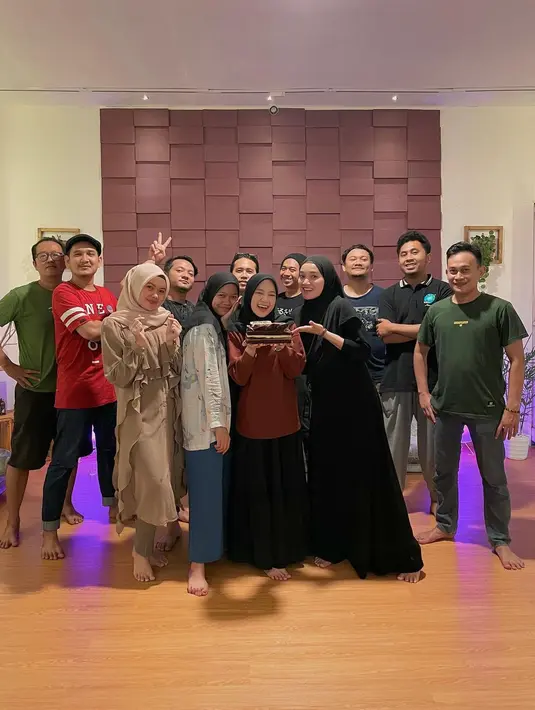 "Thank u guys," tulis nissa_sabyan dalam unggahan foto 24 Mei. Dalam potret tersebut, Nissa tampak mendapatkan kejutan ulang tahun. [Instagram/nissa_sabyan]