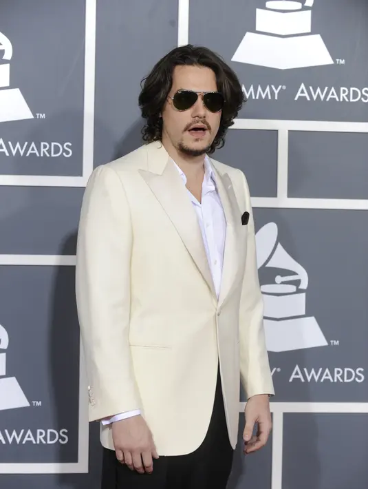 Tidak hanya di Grammy Awards, penyanyi berparas tampan ini mencapai angka penjualan platinum pada dua album studio pertamanya ‘Room for Squares’ (2001) dan ‘Heavier Things’ (2003). (Bintang/EPA)