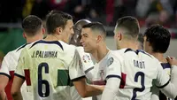 Kualifikasi Euro 2024 baru saja dimulai dengan menyajikan rata-rata dua laga tiap grupnya yang tersebar dalam 10 grup. Hasilnya, beberapa tim besar mampu unjuk kemampuan dengan menyapu bersih dua kemenangan yang dibarengi dengan jumlah gol besar. Namun ada pula kejutan yang dibuat tim yang tak diunggulkan seperti Skotlandia yang mampu mempecundangi Spanyol. Dari dua laga secara keseluruhan, tercatat ada 5 tim tersubur yang mampu mendulang banyak gol dan sementara memuncaki klasemen sementara. (AP Photo/Olivier Matthys)