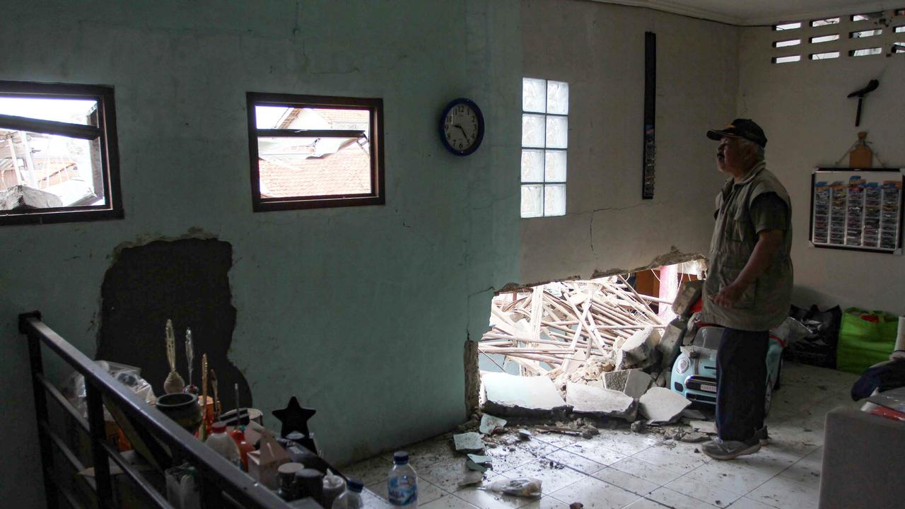 FOTO: Ledakan Misterius Guncang Pondok Cabe Ilir, 13 Rumah Rusak dan 7 Warga Luka