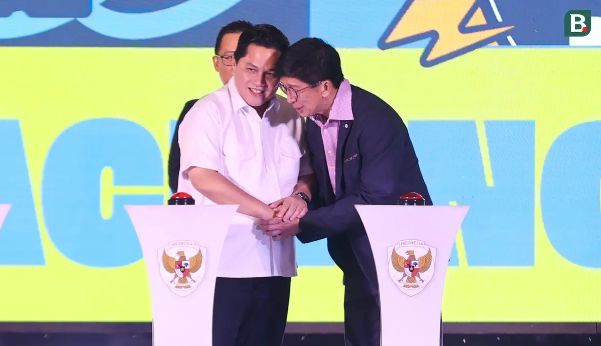 Direktur Utama SCM, Sutanto Hartono (kanan) bersama Ketua Umum PSSI, Erick Thohir, bersamalaman di acara PSSI Partner Summit 2024 di Hotel Park Hyatt, Jakarta Pusat, pada Senin (16/12/2024). (Bola.com/Abdul Aziz)