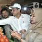 Menteri Perdagangan Agus Suparmanto (tengah) dan Menteri Pertanian Syahrul Yasin Limpo (kiri) memeriksa sayuran saat inspeksi mendadak (sidak) ke Pasar Senen, Jakarta, Senin (3/2/2020). Sidak dilakukan untuk memantau harga bahan pokok yang dijual pedagang. (merdeka.com/Iqbal Nugroho)