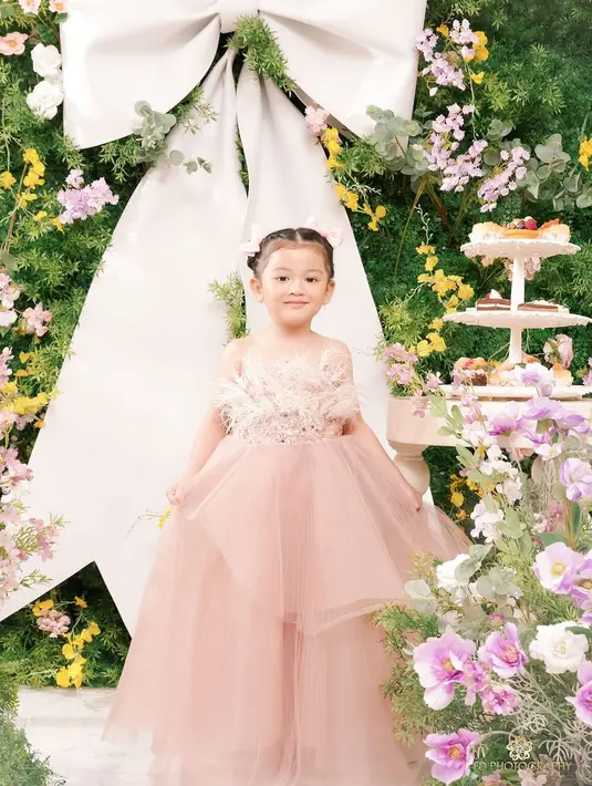 Thania Onsu terlihat playful kenakan strapless dress berbulu dengan detail sequin dan rok maxi tulle [@sarwendah29]