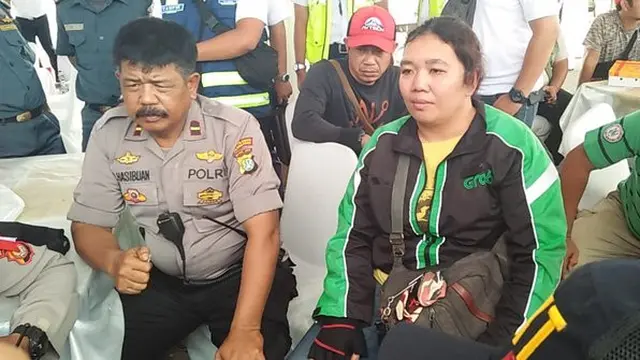 ojek online lihat lion air berasap. ©2018 Merdeka.com/genantan