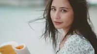 Prilly Latuconsina Healing Ditemani Buku Favorit, Pesona Salty Hair Mengalihkan Pandangan