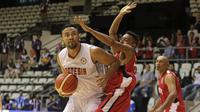 Pemain Timnas Basket Indonesia, Adhi Pratama mencoba melewati adangan pemain Timor Leste pada laga perdana test event Basketball Asian Games 2018 di Hall A Senayan, Jakarta, Rabu (7/2/2018).  Indonesia menang 135-30. (Bola.com/Nicklas Hanoatubun)