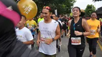 Artis Sigi Wimala berlari saat mengikuti Borobudur Marathon 2018 di Pelataran Taman Lumbini Borobudur Magelang , Minggu (18/11).  Borobudur Marathon 2018 diikuti oleh 9. 672 pelari. (Liputan6.com/Gholib)
