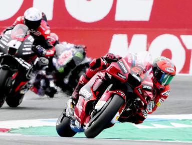 Francesco Bagnaia menjadi jawara MotoGP Belanda 2022. Pembalap Ducati Lenovo Team itu berhasil menang di Sirkuit Assen. (AP/Peter Dejong)