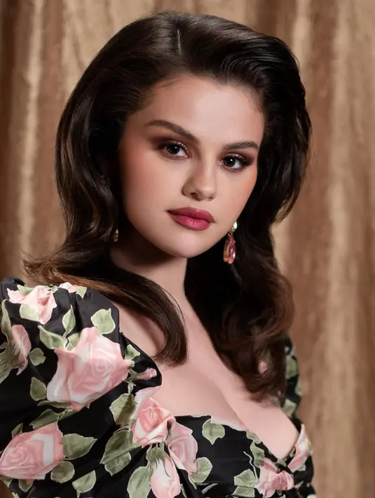 Potret luar biasa Selena Gomez tampil bold dengan lipstik merah. [Foto: Instagram/selenagomez]