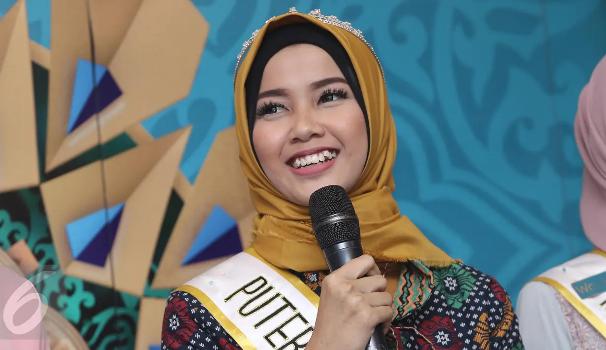 Syifa Fatimah asal Jepara berhasil menjadi Puteri Muslimah Indonesia 2017 setelah mengalahkan 18 peserta lainnya dari berbagai kota di Indonesia. (Liputan6.com/Herman Zakharia)
