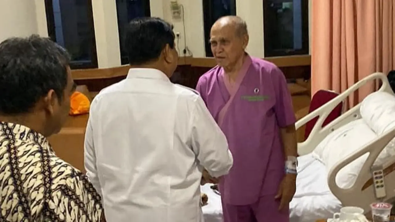 Prabowo Menjenguk Kivlan Zen