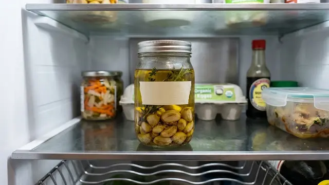 Cara Membuat Minyak Bawang Putih/AI Generated