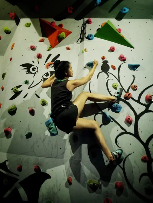 Ditemui saat event The North Face di Senayan City, Jakarta Pusat, Prisia menceritakan pengalamannya saat mendaki gunung, terutama gaya berpakaiannya agar tetap tampil kece cantik sebagai wanita. (Instagram/prisia)