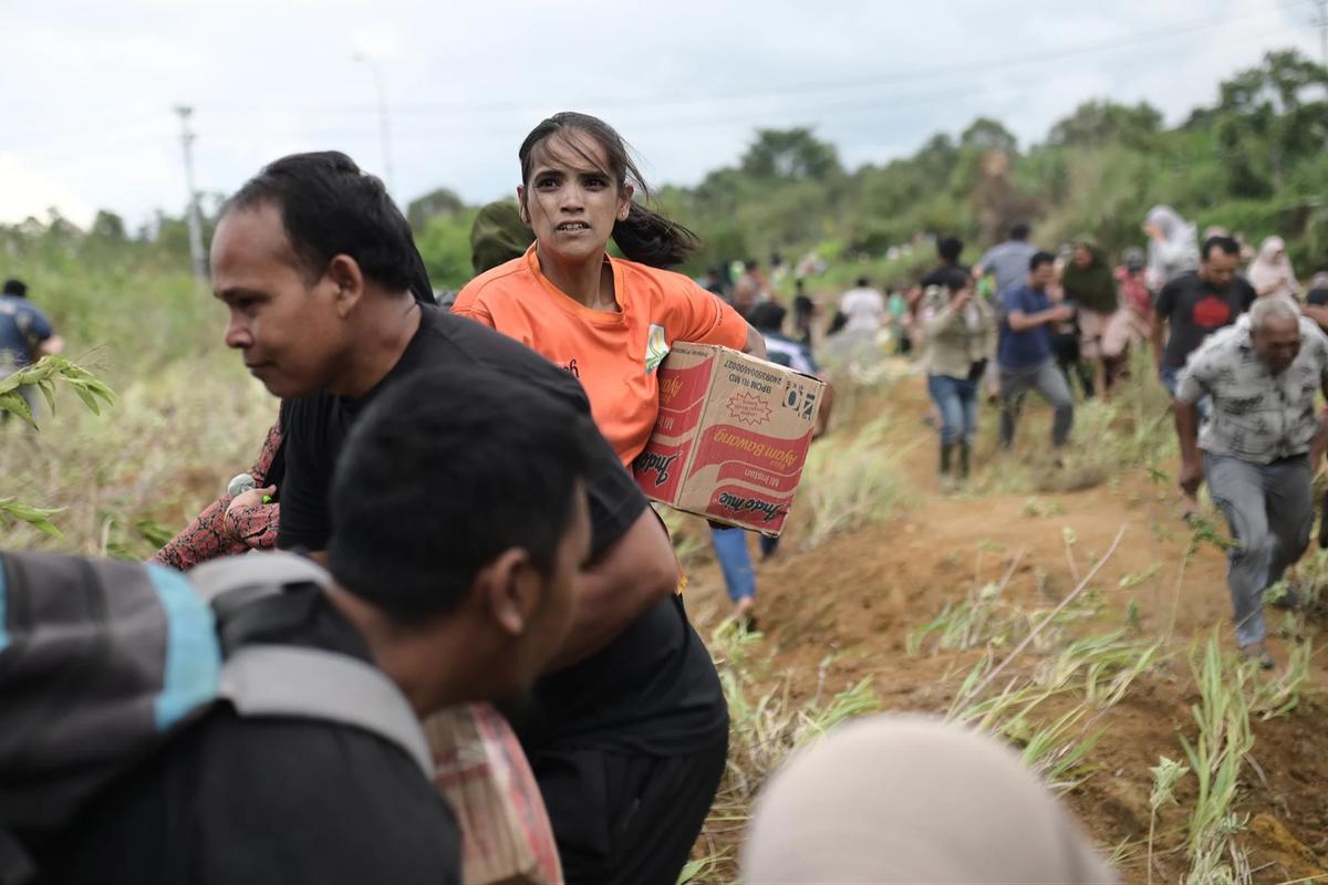 FOTO: Bantuan Udara Menjangkau Kampung-Kampung Terisolasi di Aceh Tengah