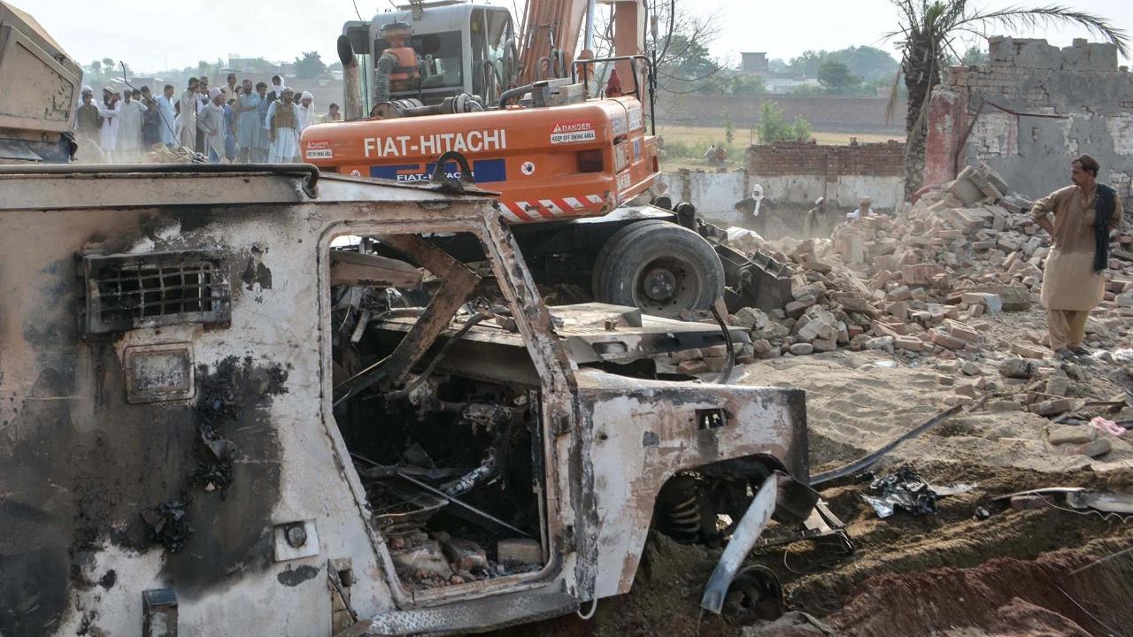 FOTO: Bom Mobil Guncang Pos Polisi di Pakistan