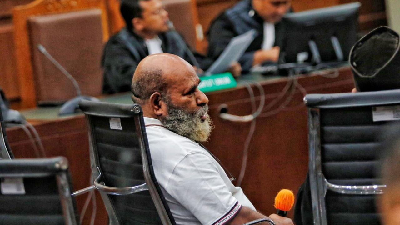 Akibat perilaku buruk Lukas, para tahanan harus turut mengurus tersangka dugaan korupsi itu. Bahkan sampai meneriaki petugas tahanan merah putih.